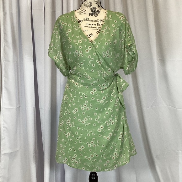 301. All In Favor Light Green Wrap Dress EUC Size XL - Picture 2 of 5